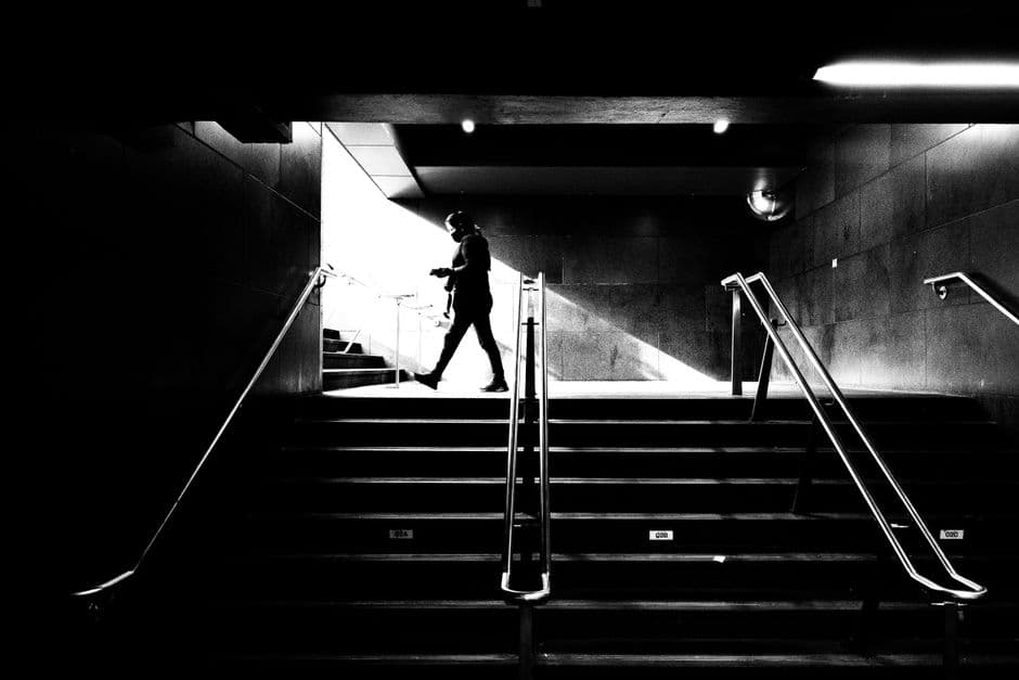 Pasajeros en blanco y negro dentro del metro neoyorquino, en el chat de College Station
