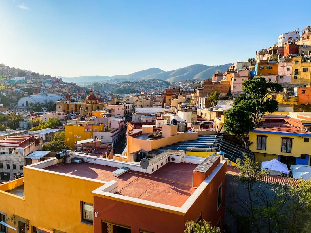 Ciudad con montañas al fondo, en la sala de chat de Guanajuato