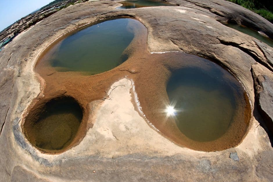 Extenso lago con horizonte y vegetación ribereña, en el chat de Round Rock