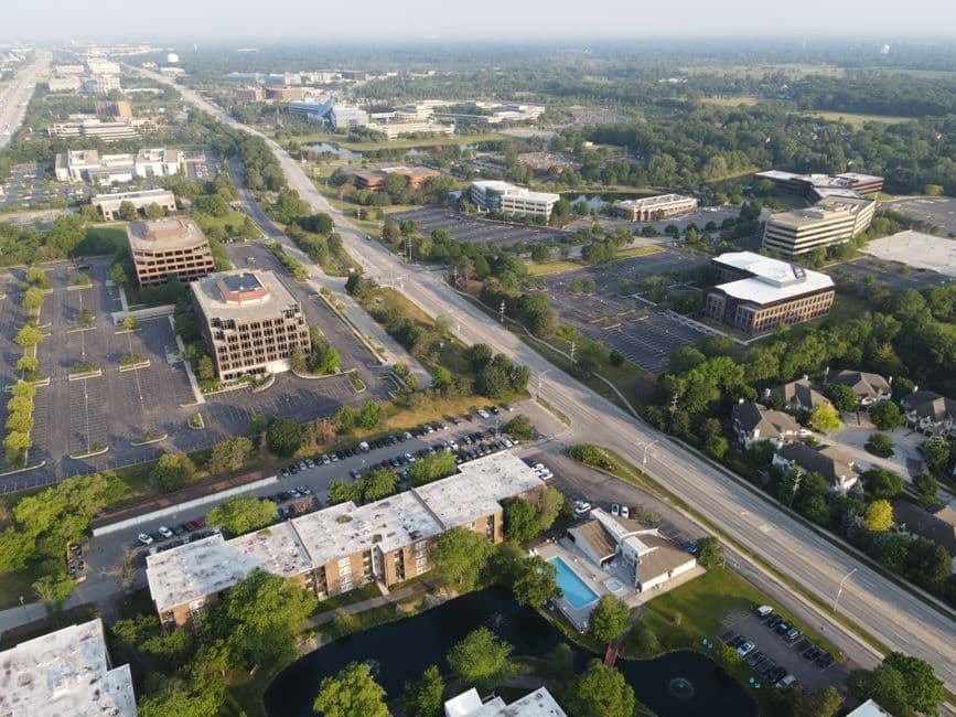 Vista aérea de edificios y calles, en el chat de Lisle (condado de DuPage, Illinois)