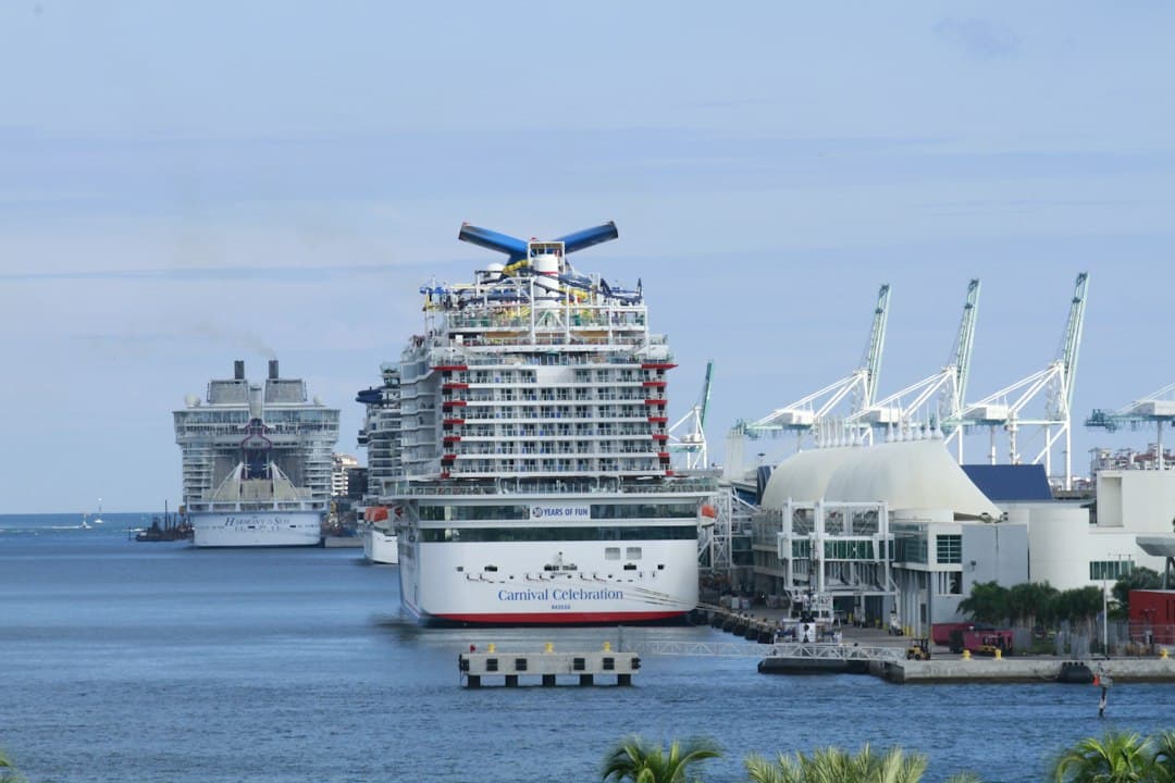 Crucero atracado en el puerto con muelles, en la sala de chat de West Palm Beach