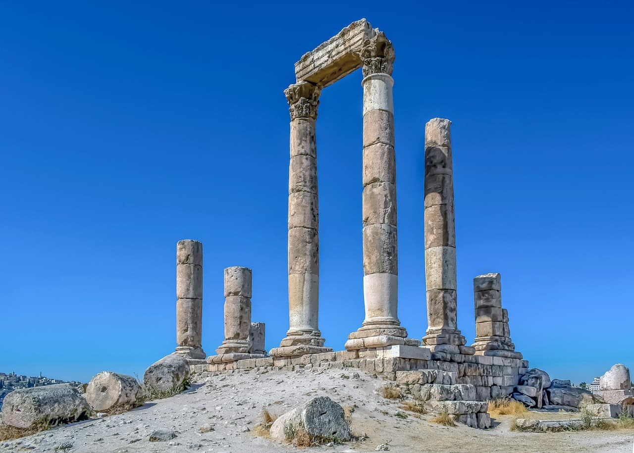 Templo antiguo con columnas de piedra, en el chat de West Jordan