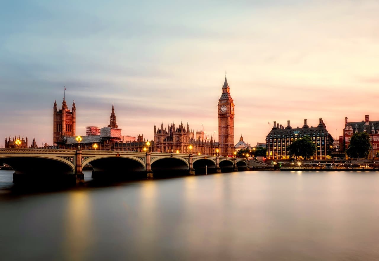 Big Ben y puente al amanecer sobre el río, en la sala de chat de Westminster