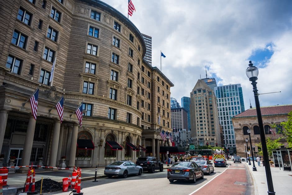 Calle urbana con edificios históricos, en la sala de chat de Mánchester