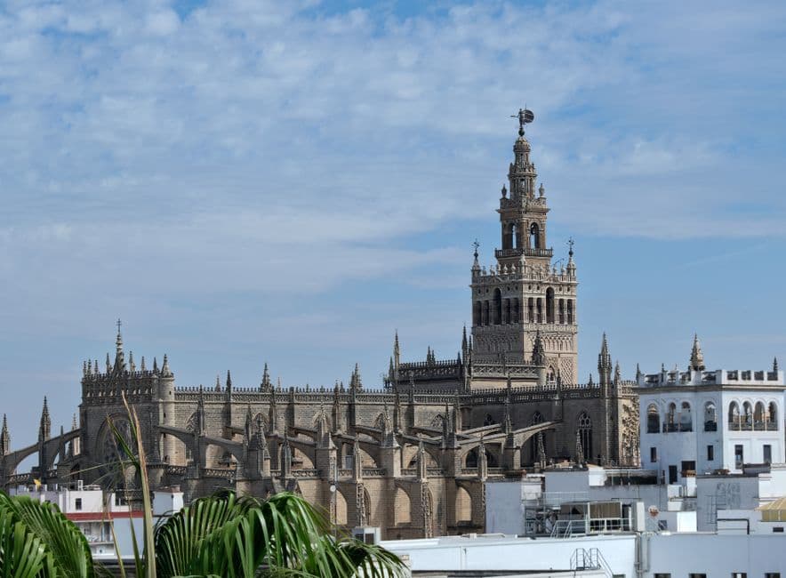 Torre de la Giralda bajo un cielo azul, en la sala de chat de Sevilla