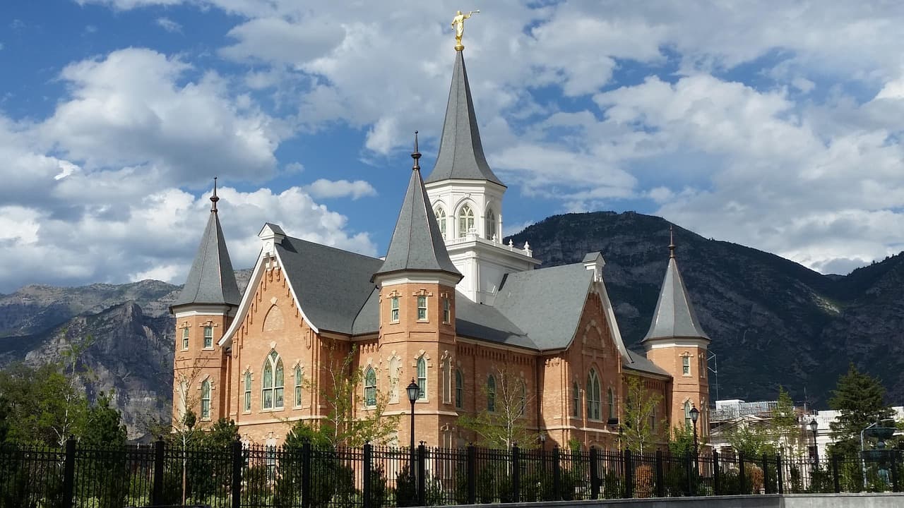Templo mormón de ladrillos con torres y cúpula, en la sala de chat de Provo