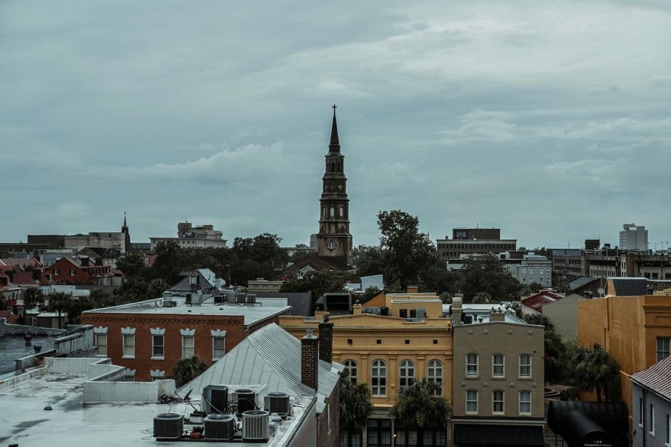 Vista de una ciudad con la torre de una iglesia, en el chat de North Charleston