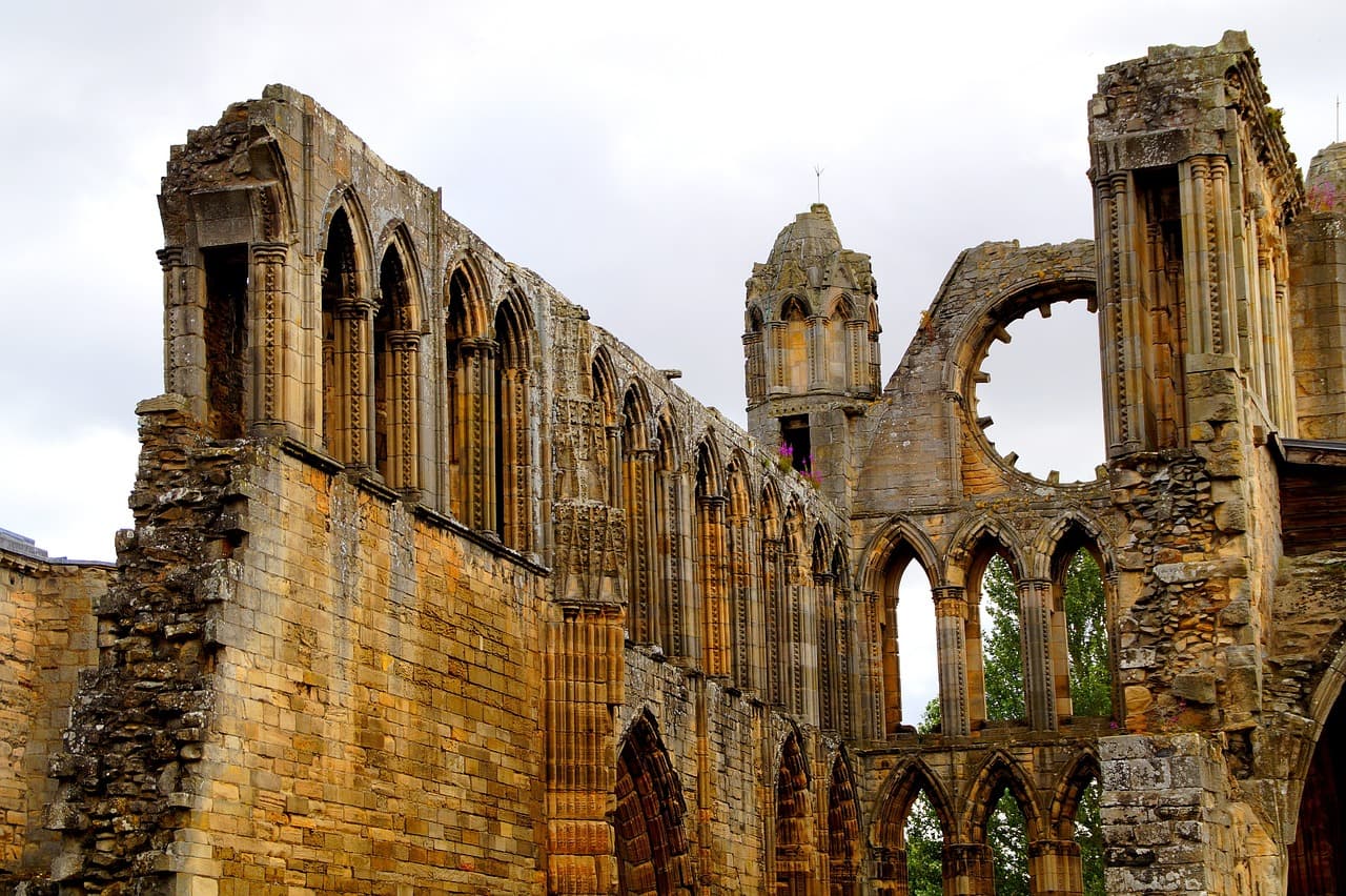 Catedral de estilo gótico con torres y vidrieras, en el chat de Elgin
