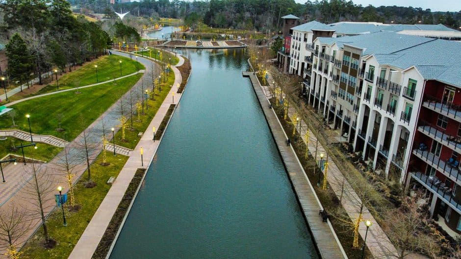Edificios de departamentos alineados a la orilla del río, en el chat de The Woodlands