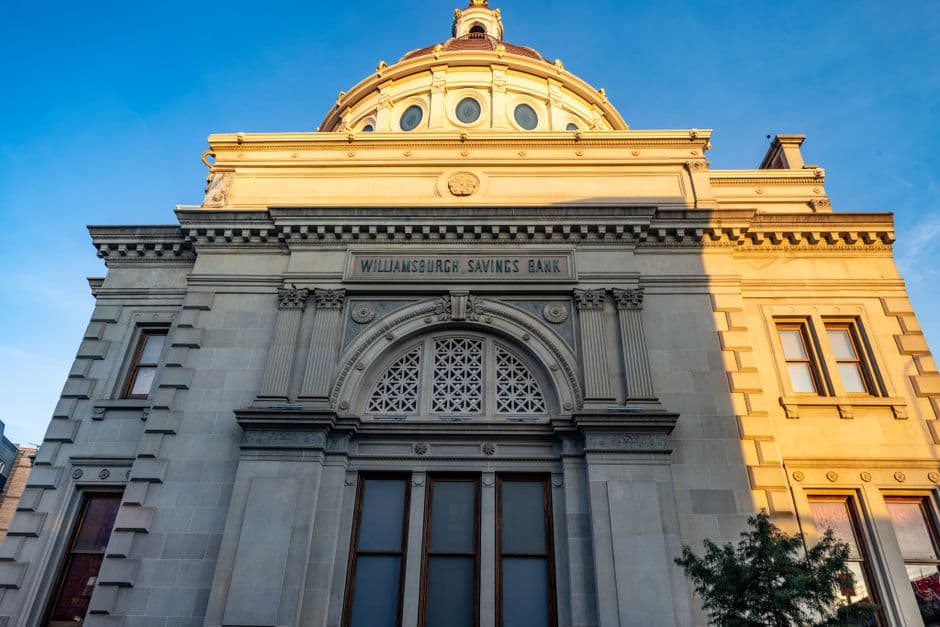 Banco de ahorros luz vespertina, fachada de ladrillo iluminada, en la sala de chat de Waterbury