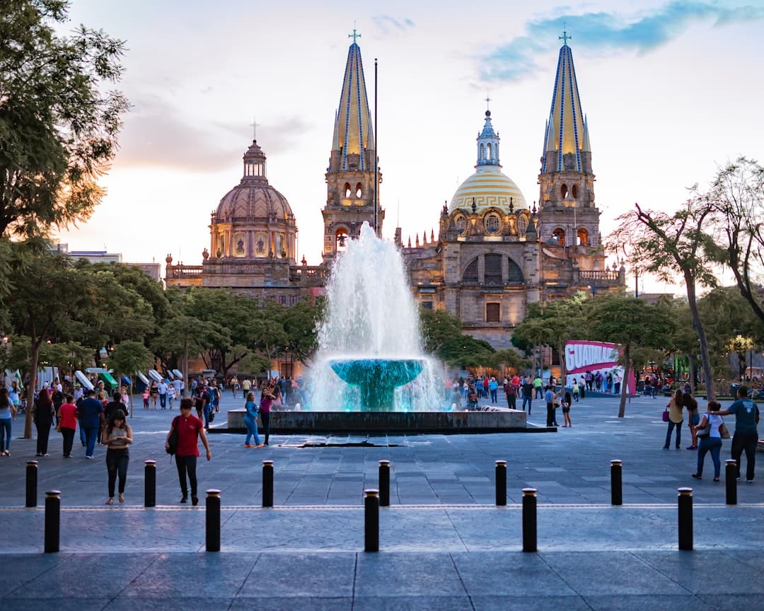 Gente cerca de una fuente de agua en la sala de chat de Jalisco