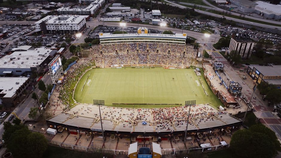 Vista aérea del estadio Finley con campo verde y gradas, en el chat de League City