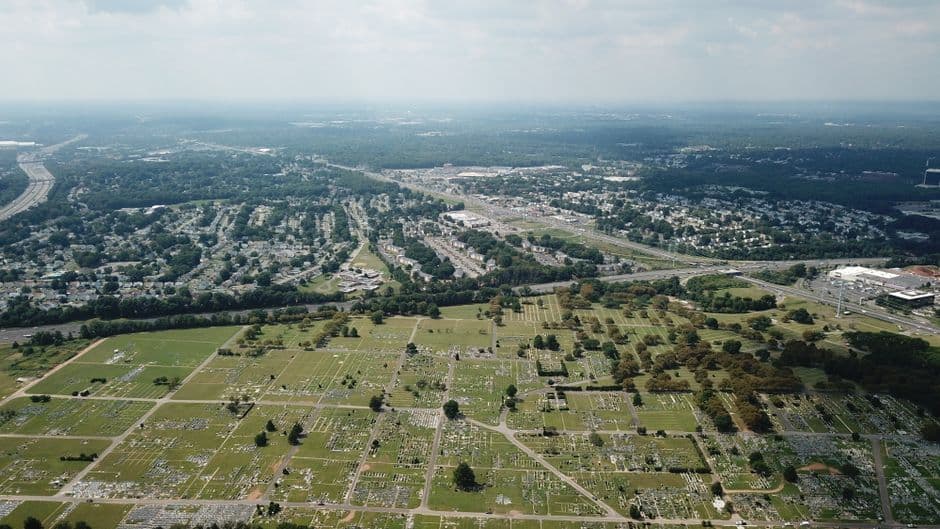 Vista aérea de una ciudad con edificios y calles, en el chat de Spring Hill