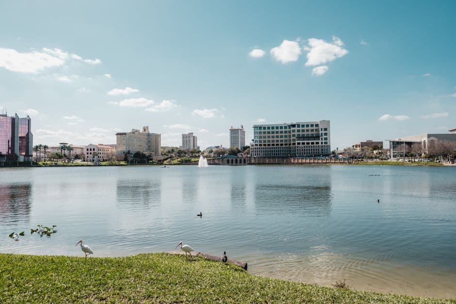 Edificios de la ciudad junto al agua bajo cielo gris, en el chat de Lakeland