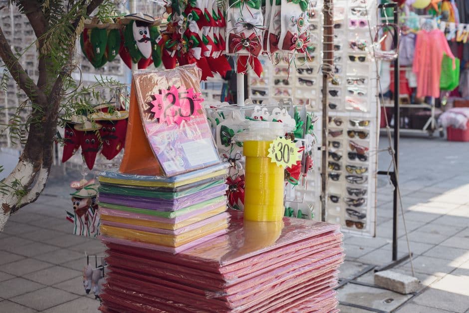 Vendedores y compradores en un mercado de colores, en la sala de chat de México