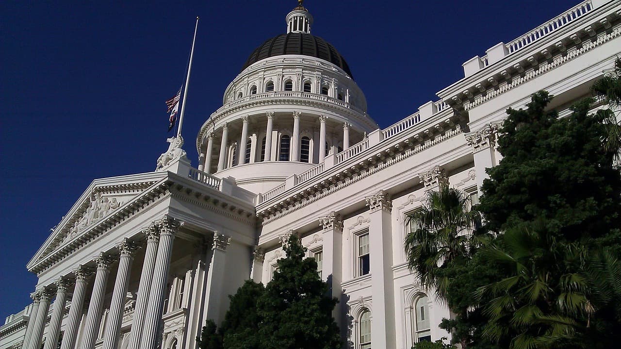 Edificio del Capitolio de Sacramento con cúpula dorada y columnas, en el chat de Capital