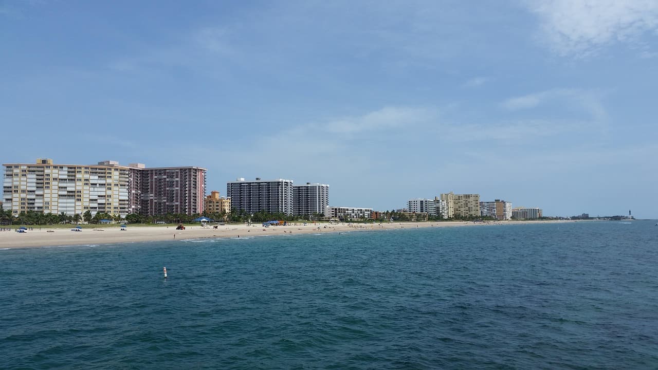Condominios frente al mar y la playa, en el chat de Pompano Beach