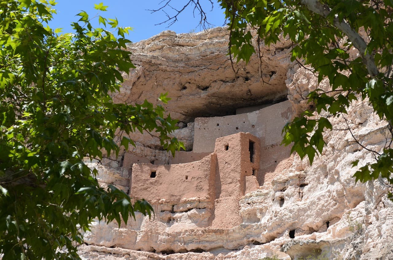 Ruinas de viviendas en acantilado de piedra caliza con varias habitaciones, en el chat de Pueblo
