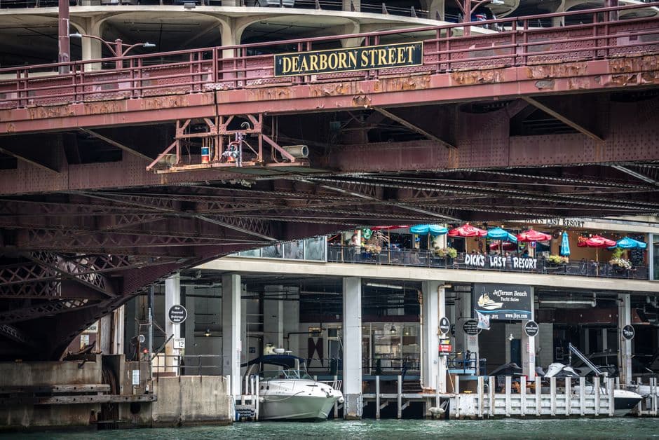Vista del puente sobre el río urbano, en la sala de chat de Dearborn