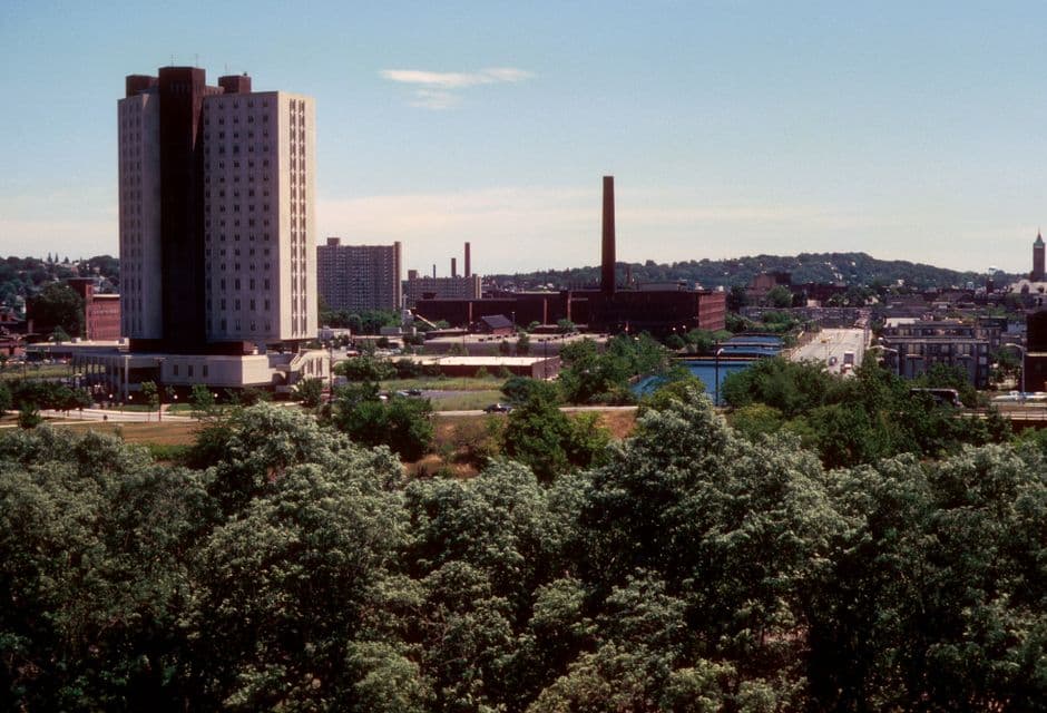 Horizonte urbano de Lowell con edificios y árboles al fondo, en el chat de Lowell