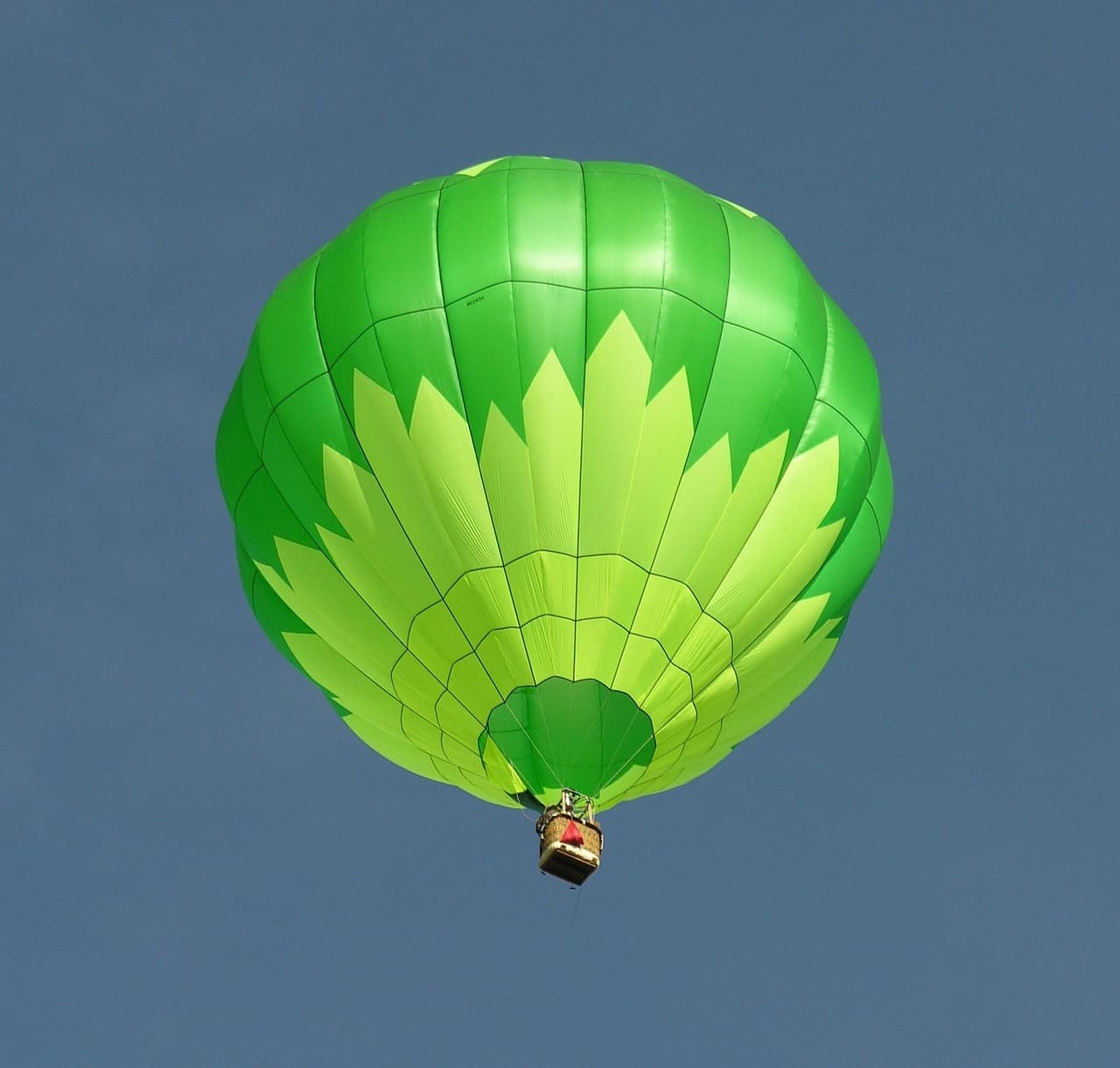 Un globo aerostático flotando en el cielo, en la sala de chat de Greeley