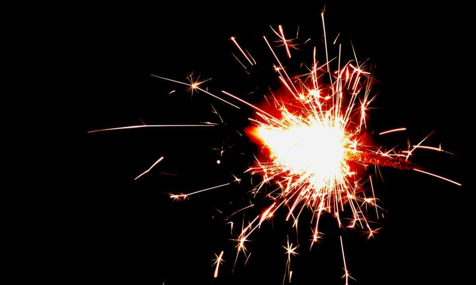Destellos de chispa de petardo iluminan la noche estrellada, en la sala de chat de Sparks