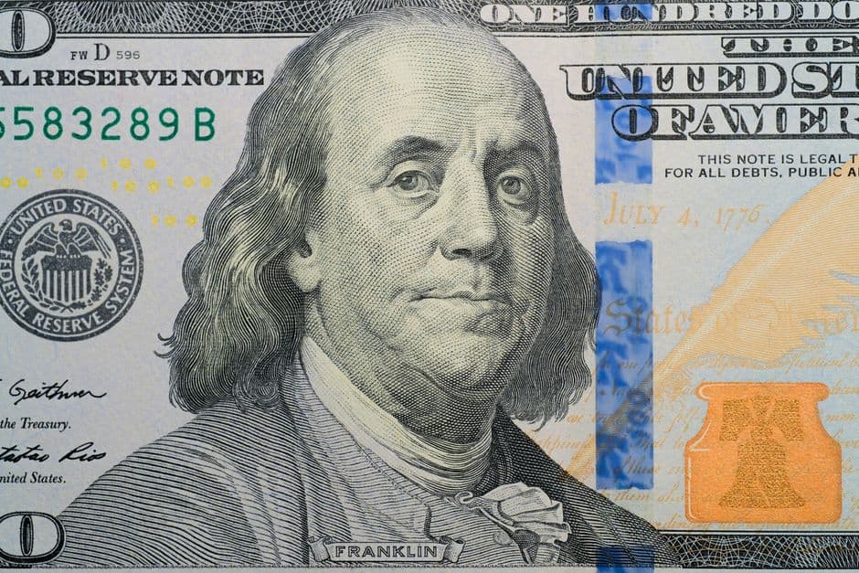Billete de dólar estadounidense mostrando a Benjamin Franklin, en el chat de Centennial