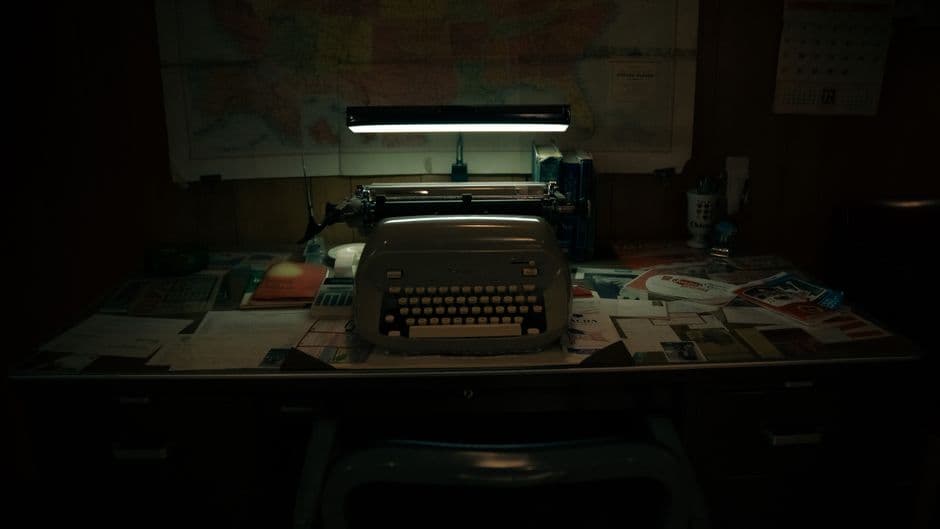 Máquina de escribir vintage sobre escritorio con luz tenue, en la sala de chat de Edison