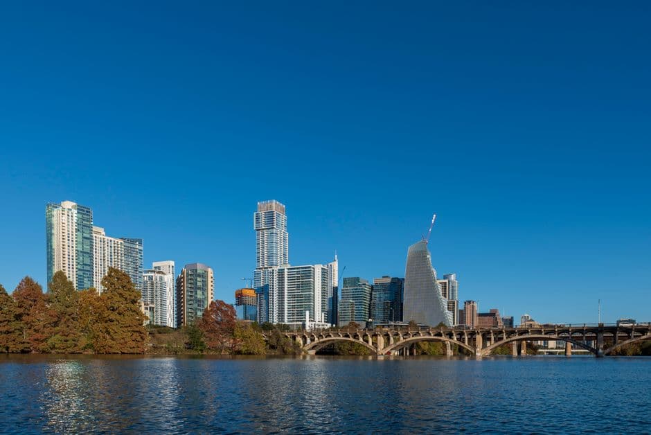 Puente sobre río con horizonte urbano, en el chat de Riverview