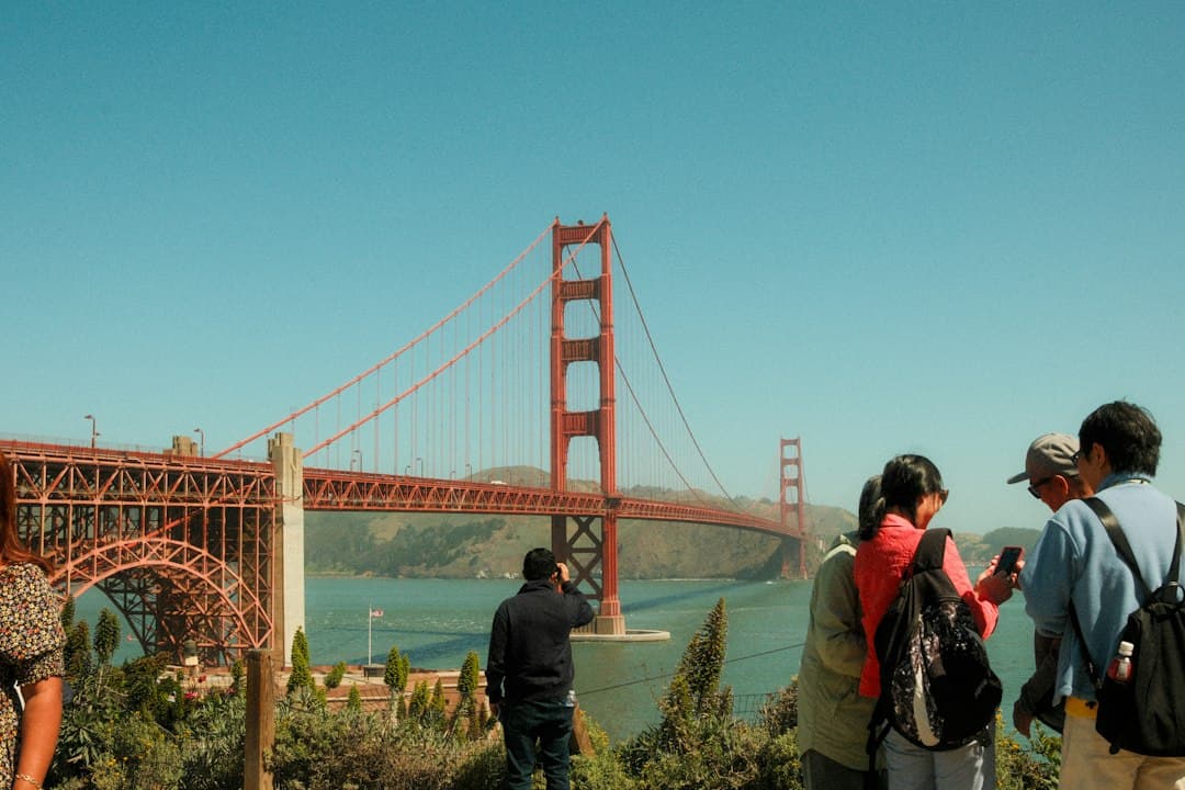 Personas observan el puente Golden Gate bajo sol brillante, en el chat de Green Bay