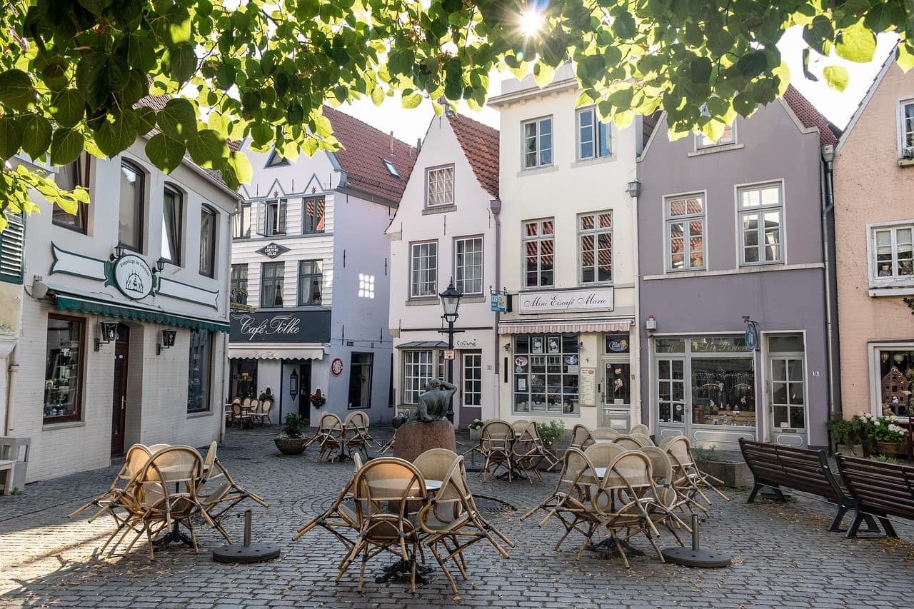 Calle estrecha con casas de madera y canal, en la sala de chat de Bremen