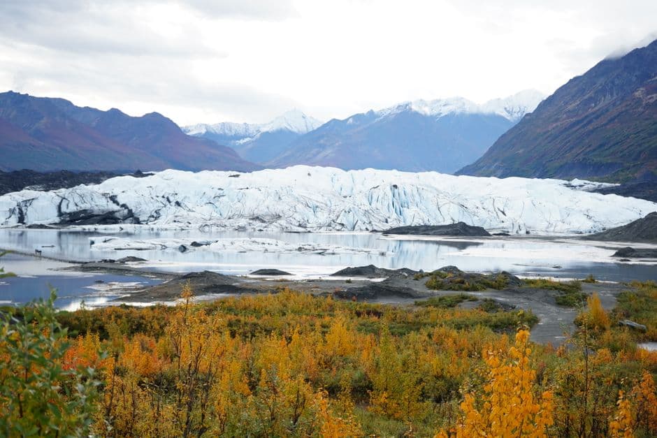 Glaciar Matanuska cubierto de nieve bajo un cielo azul, en la sala de chat de Hillsboro
