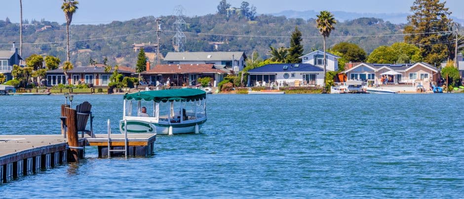 Barco anclado en un lago rodeado de casas, en la sala de chat de San Mateo