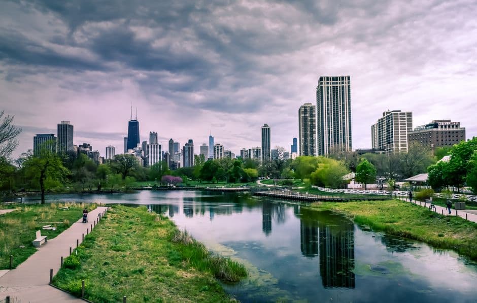 Río junto a edificios bajo cielo nublado, en el chat de Naperville (condado de DuPage, Illinois)