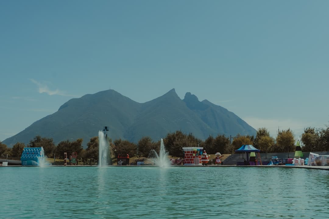 Gente en un bote en el agua cerca de una montaña, en la sala de chat de Nuevo León