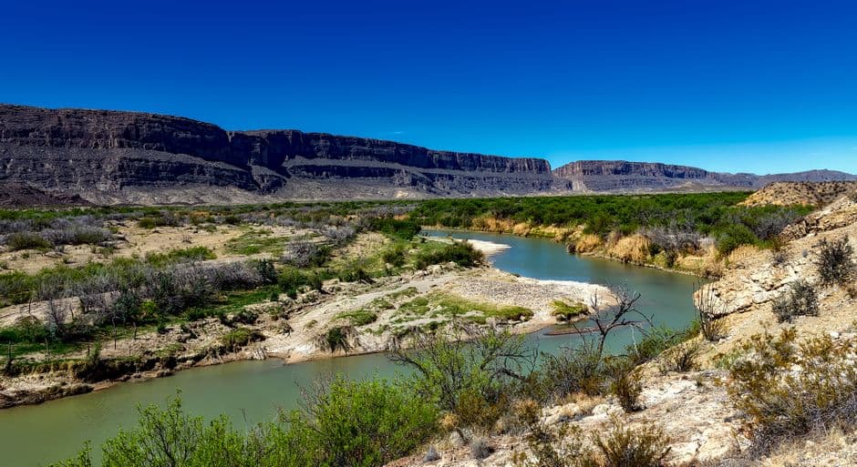 Río entre montañas bajo cielo azul claro, en la sala de chat de Río Rancho