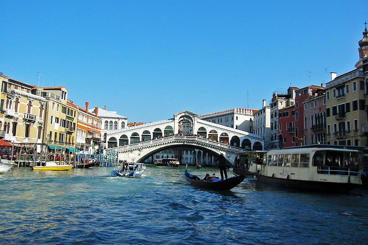 Puente de Rialto con góndolas y gondoleros cielo azul, en la sala de chat de Rialto
