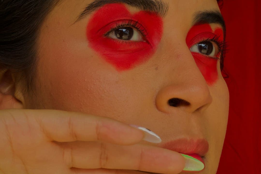 Mujer con pintura roja en la cara, mirando al frente, en el chat de Woodbridge
