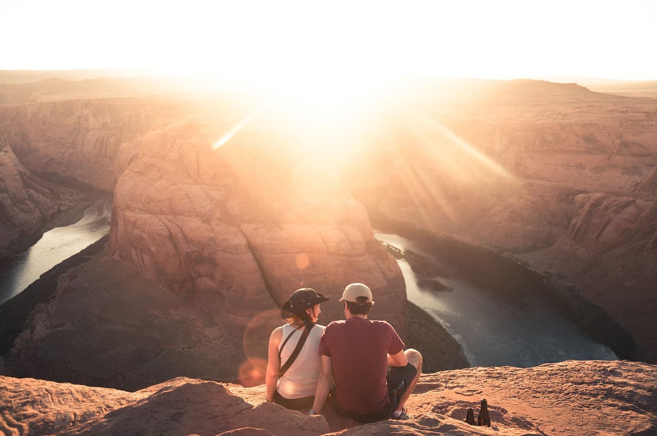 Pareja de excursionistas en un cañón al amanecer, en el chat de South Bend