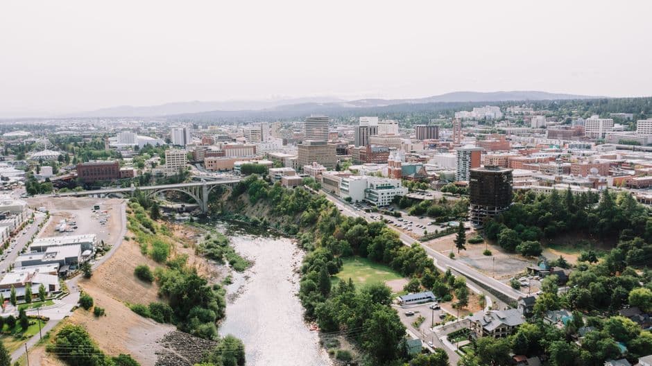 Río atravesando una ciudad, en el chat de Spokane Valley