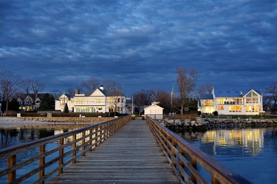 Muelle sereno al crepúsculo con luces y reflejo en el agua, en el chat de Norwalk