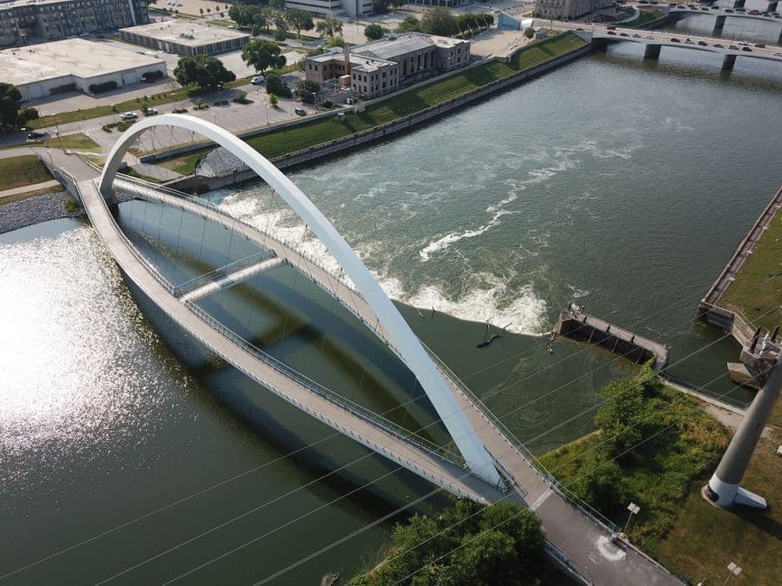 Río bajo puente visto desde aire, en el chat de Des Moines (condado de Polk, Iowa)