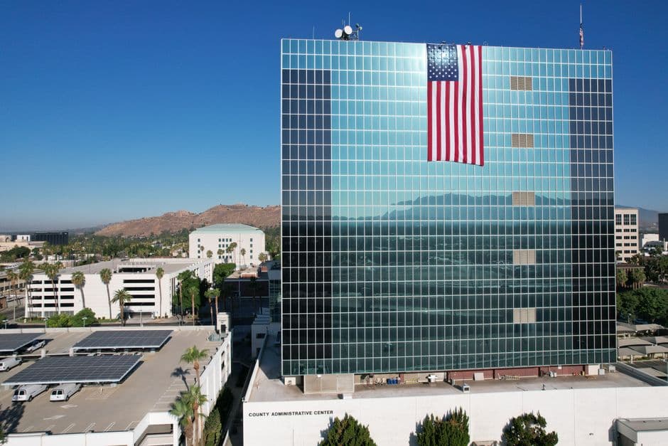 Bandera de EE. UU. ondeando sobre la azotea de un edificio, en el chat de Menifee