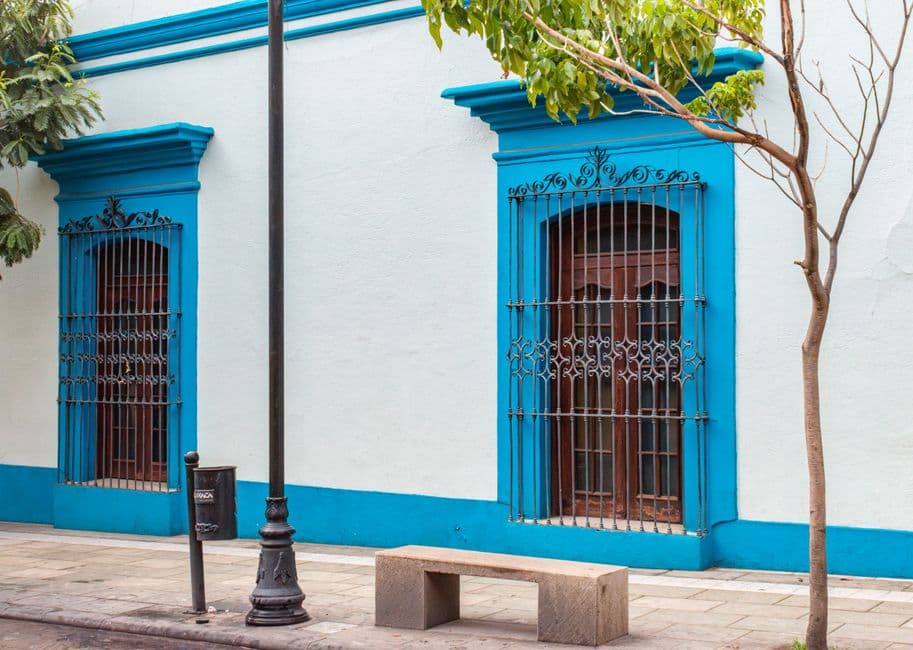 Rejas metálicas sobre ventanas de un edificio colonial, en la sala de chat de Oaxaca