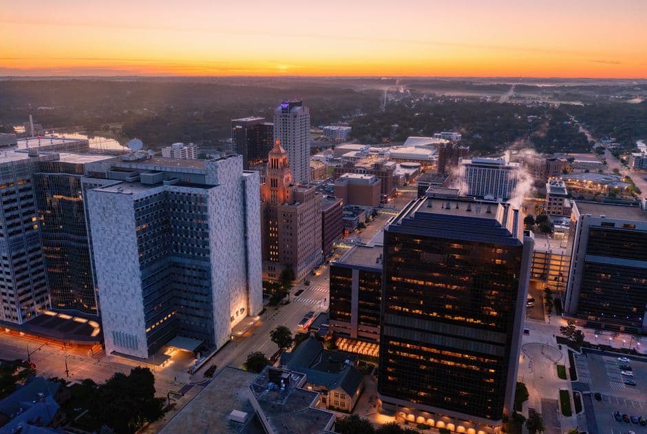 Horizonte de una ciudad al atardecer con edificios y árboles, en el chat de Wichita Falls