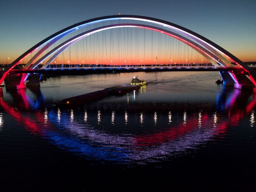 Puente de acero sobre el río con cielo despejado, en la sala de chat de Davenport