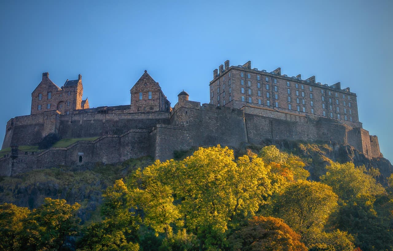 Castillo de Edimburgo sobre una colina rocosa, en el chat de Edinburg