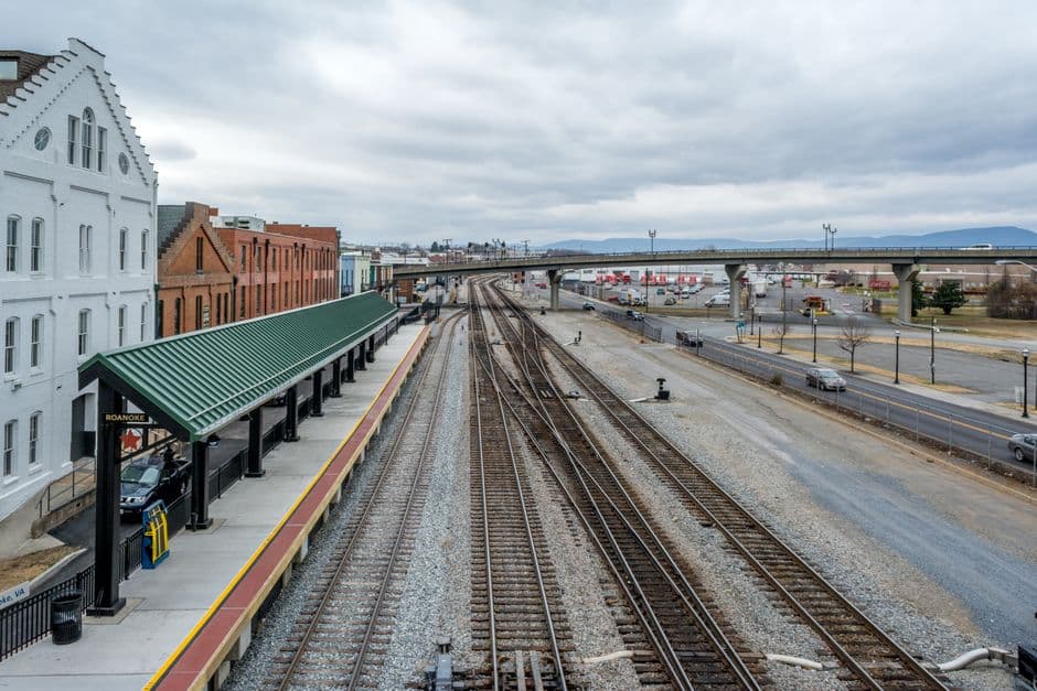 Estación de tren en la ciudad, en la sala de chat de Roanoke