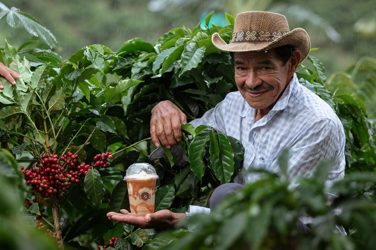 Agricultor con café colombiano, en el chat de Sabaneta