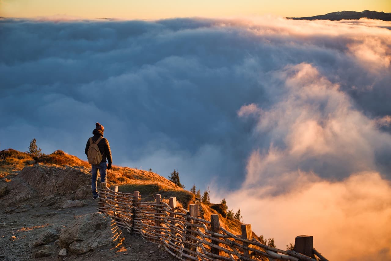 Cumbre montañosa envuelta en nubes sobre un valle rocoso, en el chat de Tepanco de López